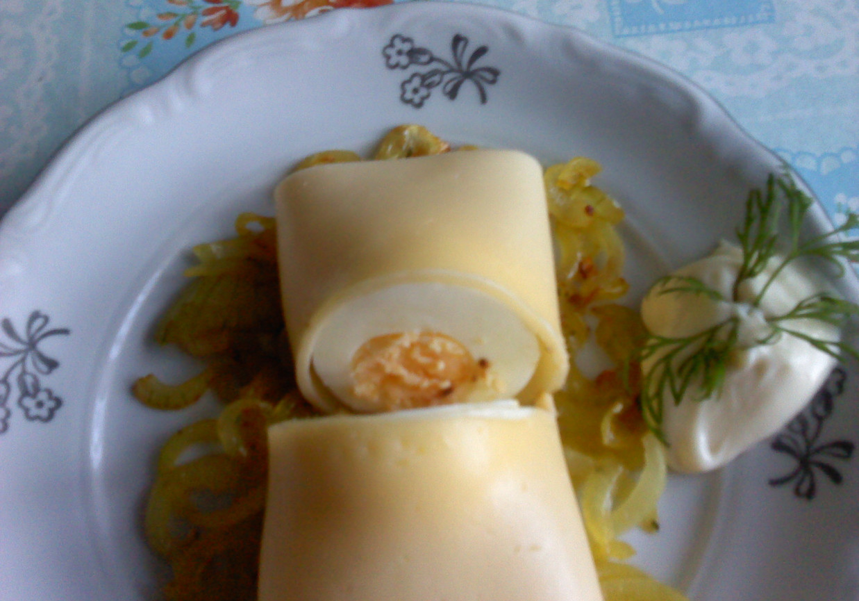 Jajko na twardo w żółtym serze na cebuli foto