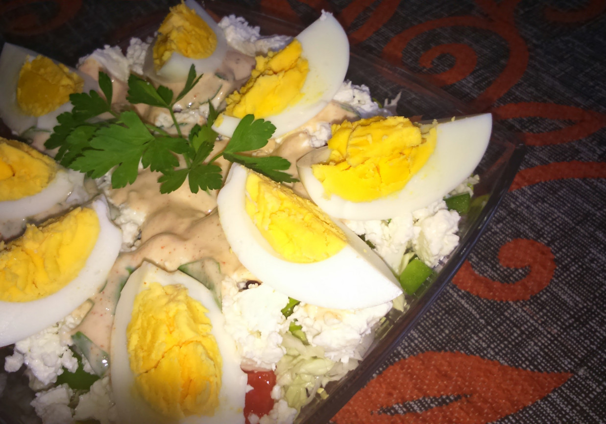 Jajko na zieleninie, czyli zdrowa i pożywna sałatka foto