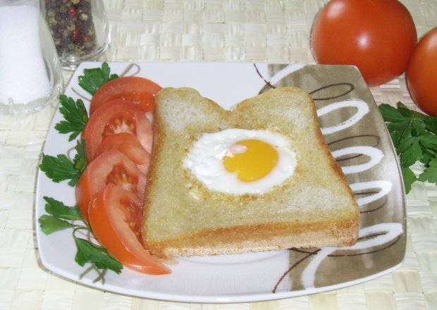 Fotografia przedstawiająca Jajko posadzone na chlebie