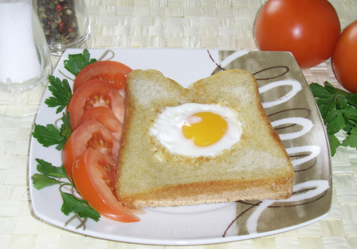 Jajko posadzone na chlebie foto