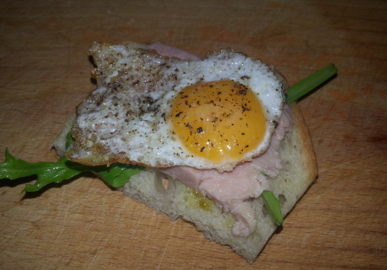 Jajko przepiórcze z rukolą i szynką na chlebie foto