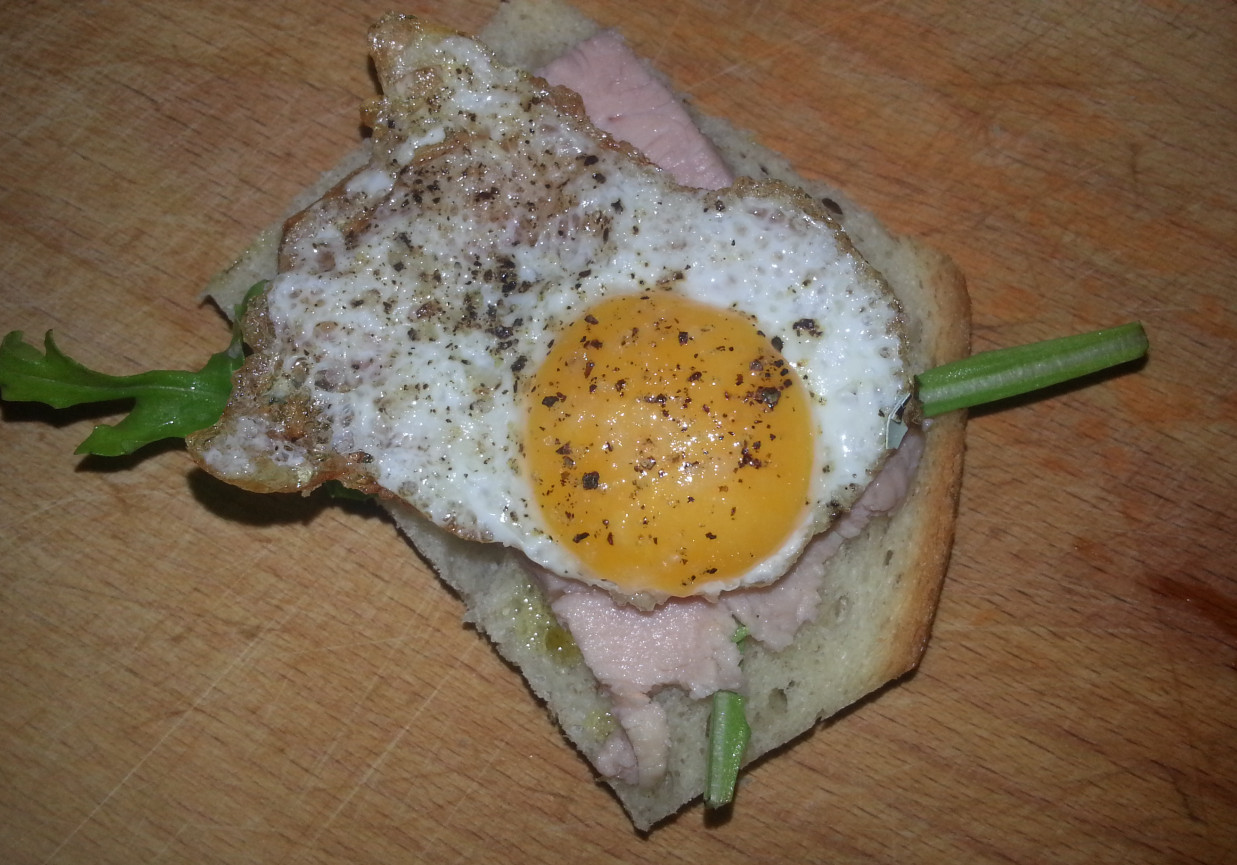 Jajko przepiórcze z rukolą i szynką na chlebie foto