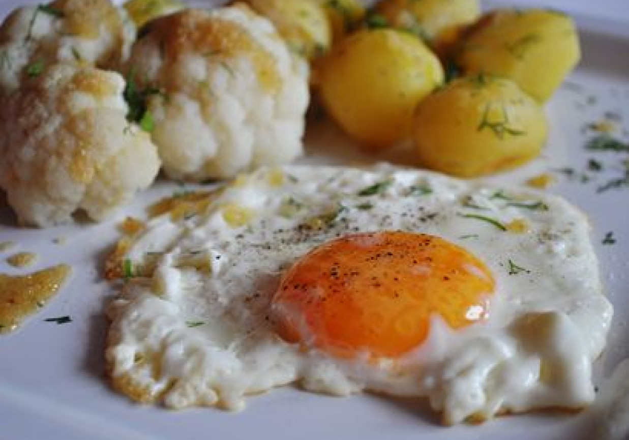 Jajko sadzone, młode ziemniaki i kalafior foto