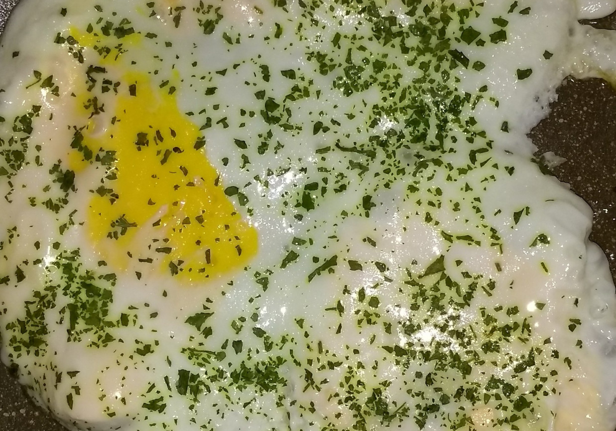 Jajko sadzone posypane pietruszką foto