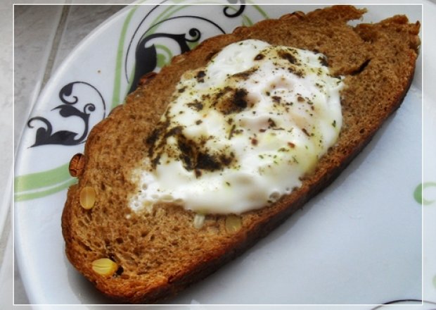 Fotografia przedstawiająca Jajko sadzone w chlebie