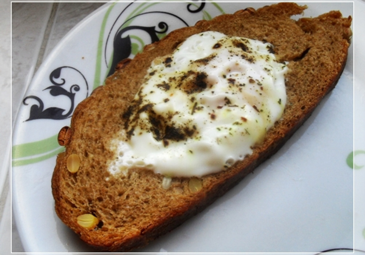 Jajko sadzone w chlebie foto