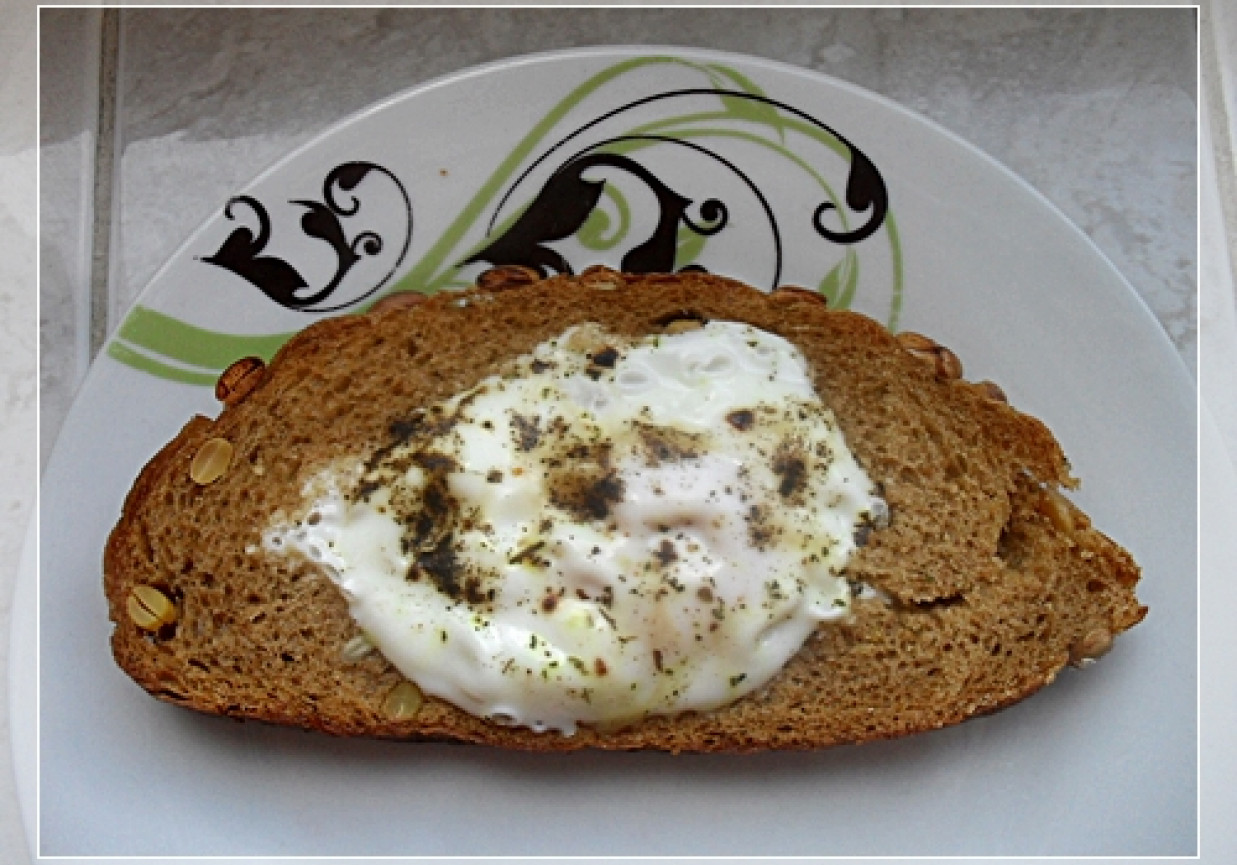 Jajko sadzone w chlebie foto
