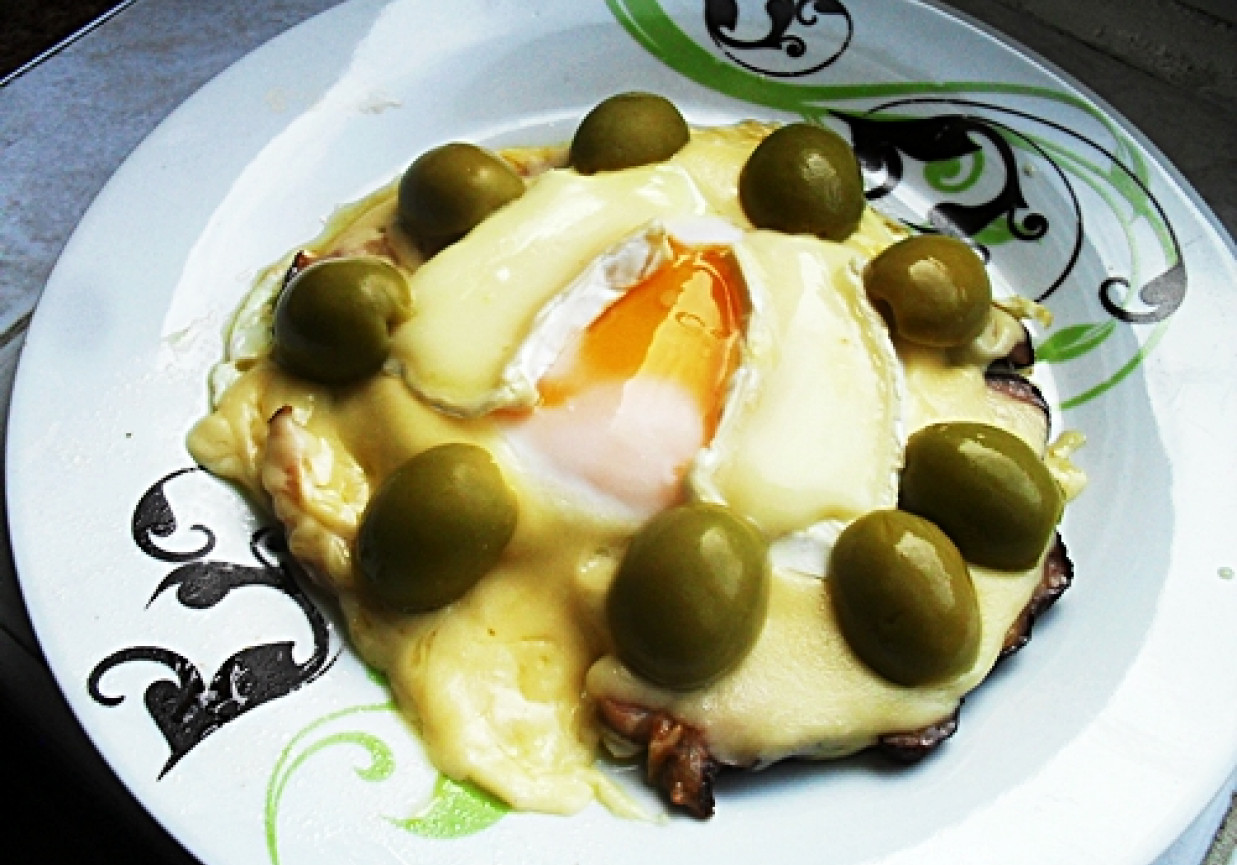 Jajko sadzone w oliwkowej koronie foto