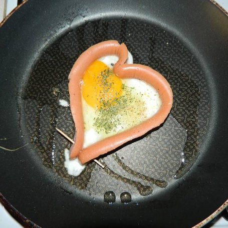Krok 2 - Jajko sadzone w parówkowym sercu. foto