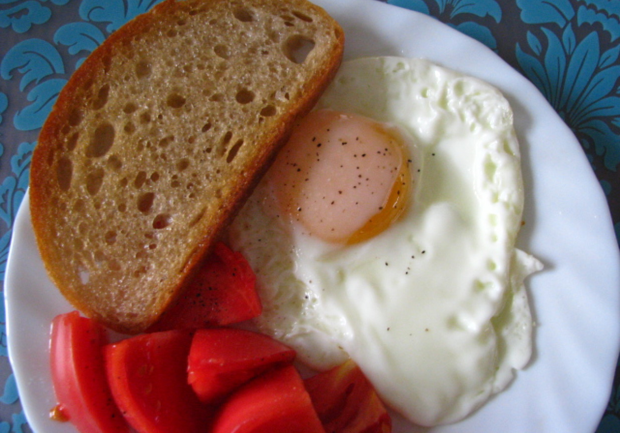 Jajko sadzone z grzanką i pomidorami foto