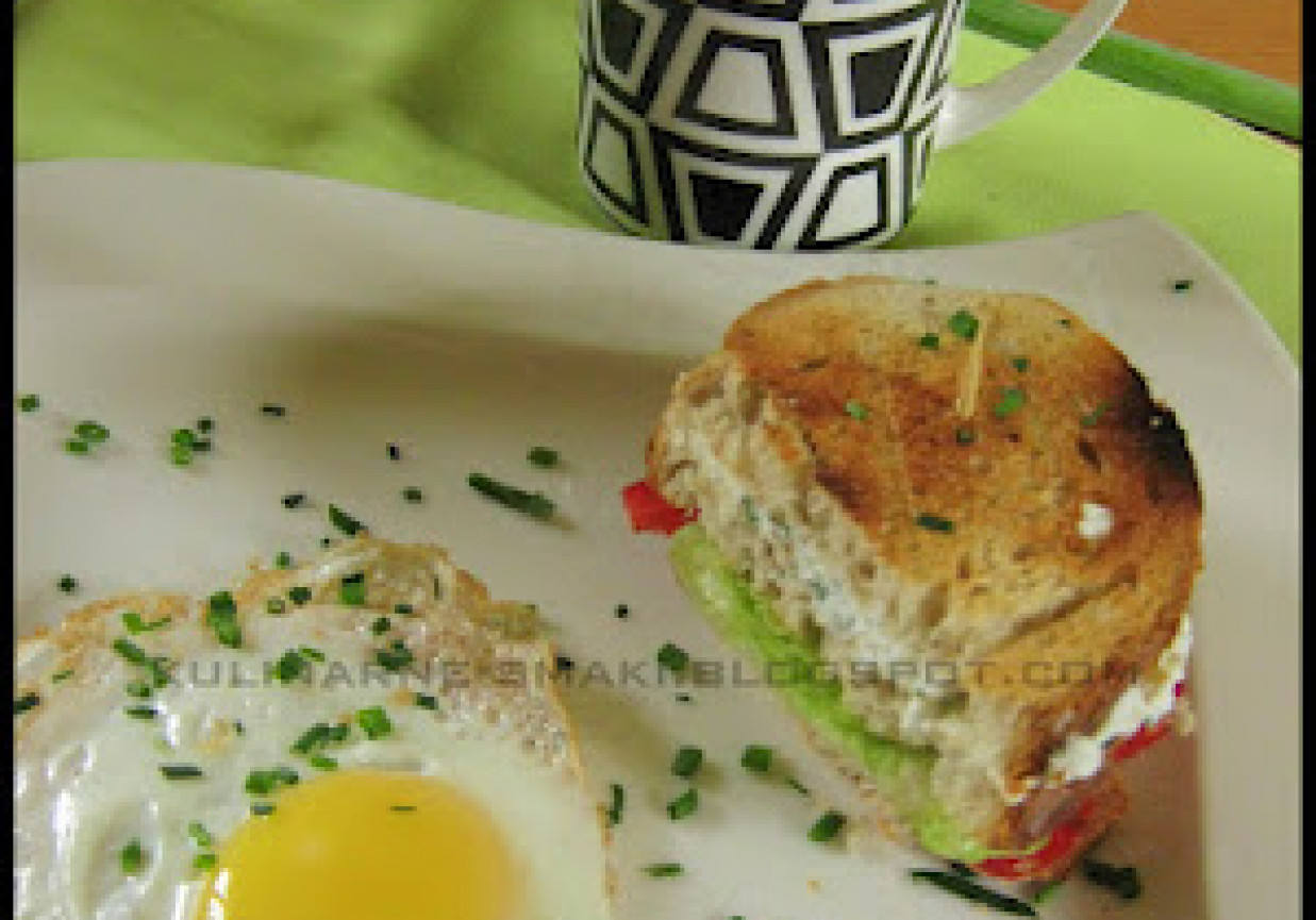 Jajko sadzone z kanapką foto