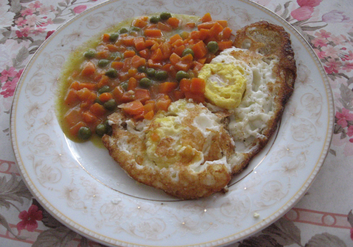 Jajko sadzone z marchewką i groszkiem foto