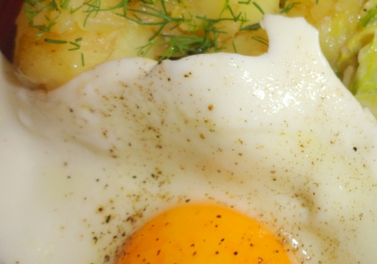 Jajko sadzone z młodymi ziemniakami z koperkiem foto