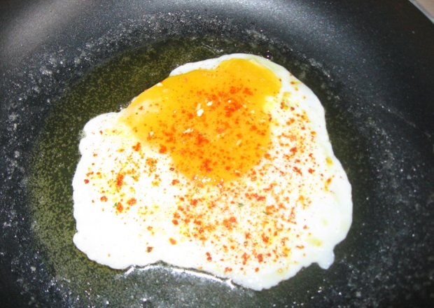 Fotografia przedstawiająca jajko sadzone z posypką