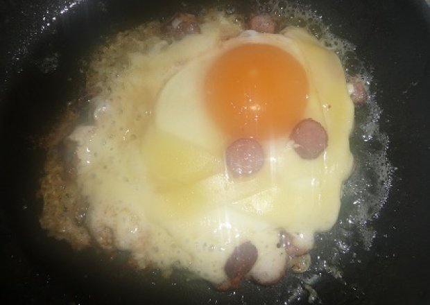 Fotografia przedstawiająca jajko sadzone z serem