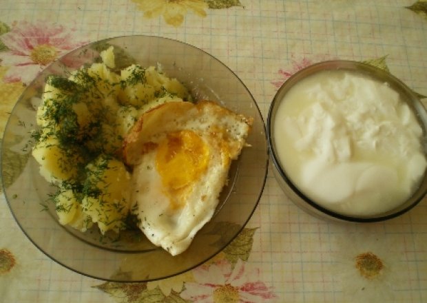 Fotografia przedstawiająca Jajko Sadzone z ziemniaczkami i zsiadłym mlekiem