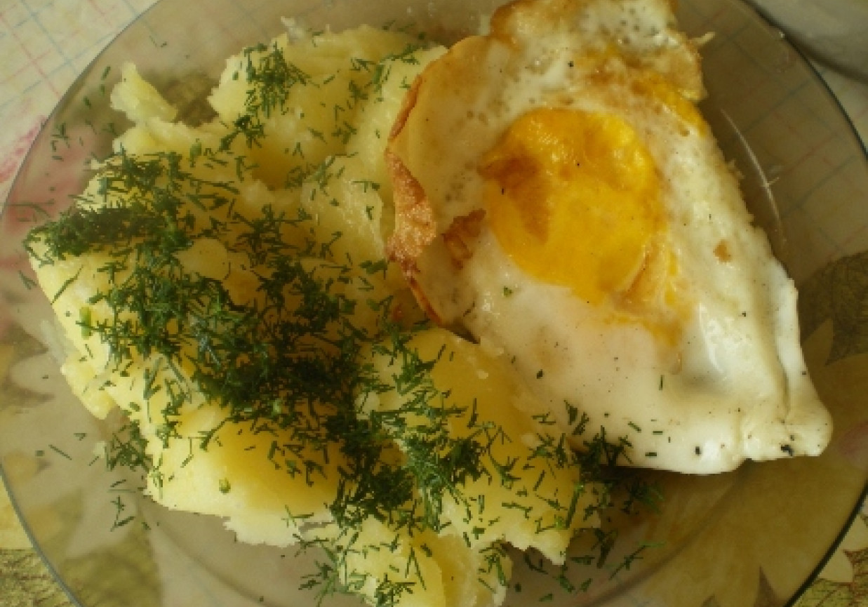 Jajko Sadzone z ziemniaczkami i zsiadłym mlekiem foto