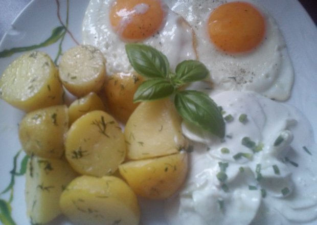 Fotografia przedstawiająca Jajko sadzone z ziemniakami i mizerią .