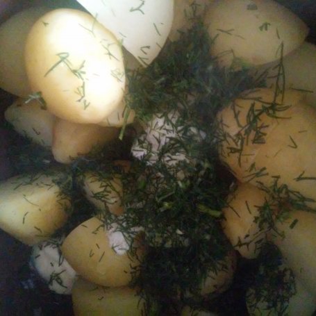 Krok 2 - Jajko sadzone z ziemniakami i mizerią . foto