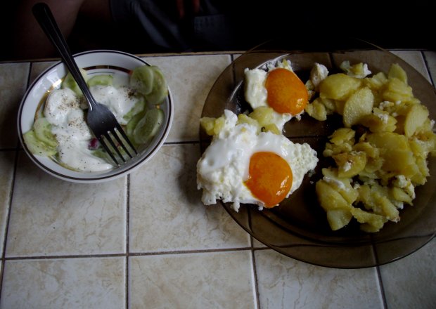 Fotografia przedstawiająca jajko sadzone z ziemniakami