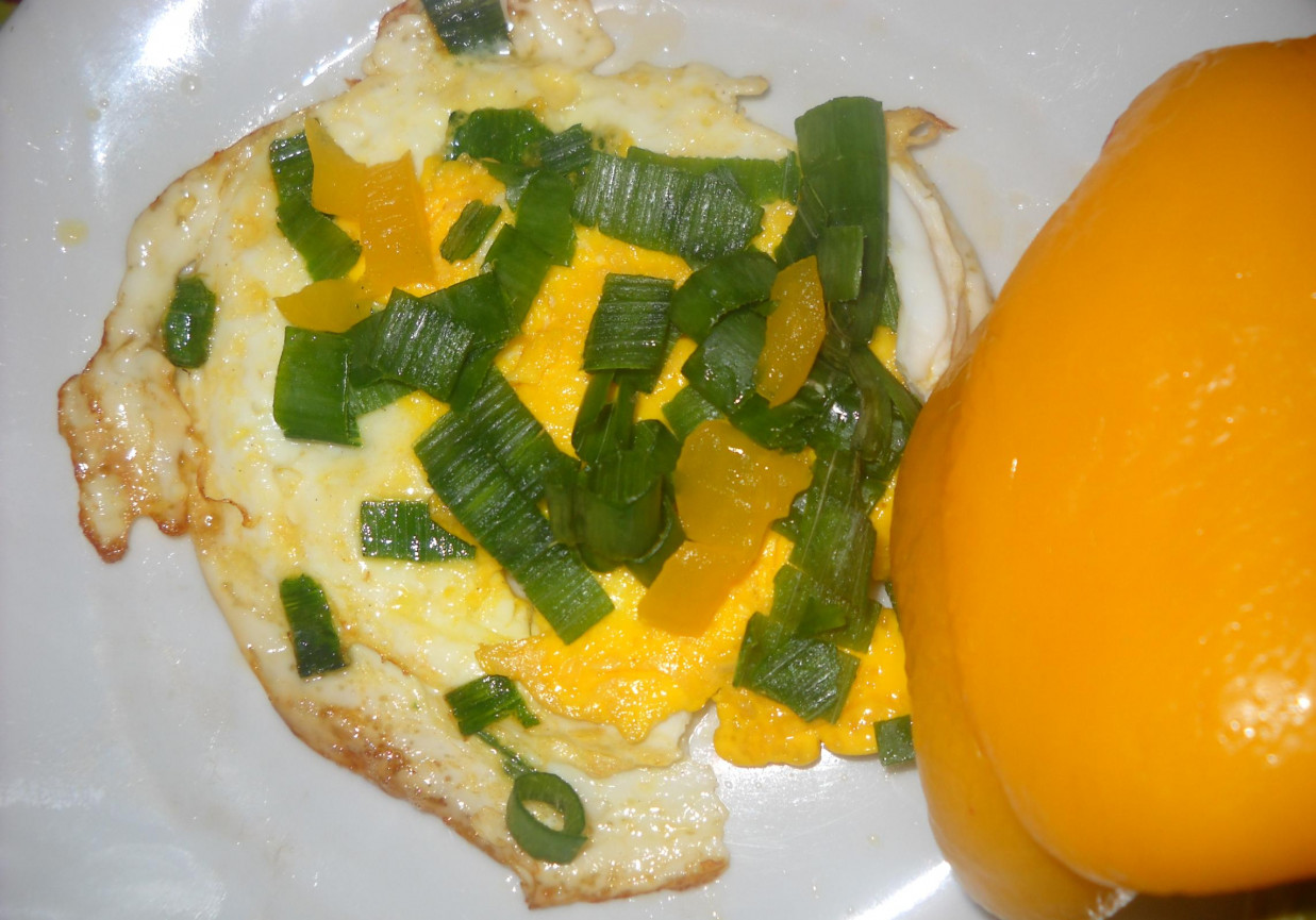 Jajko sadzone ze szczypiorkiem i papryką foto