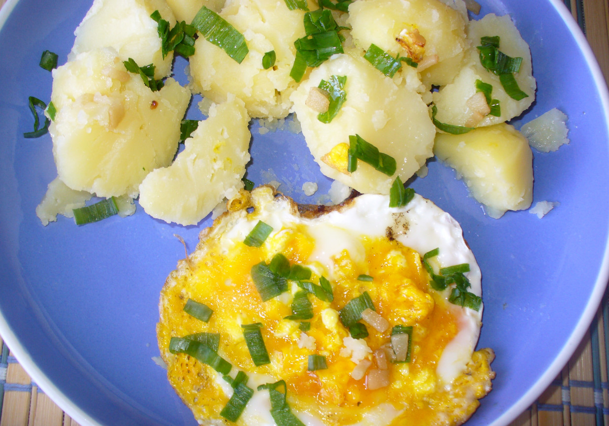 Jajko sadzone ze szczypiorkiem i skwarkami foto