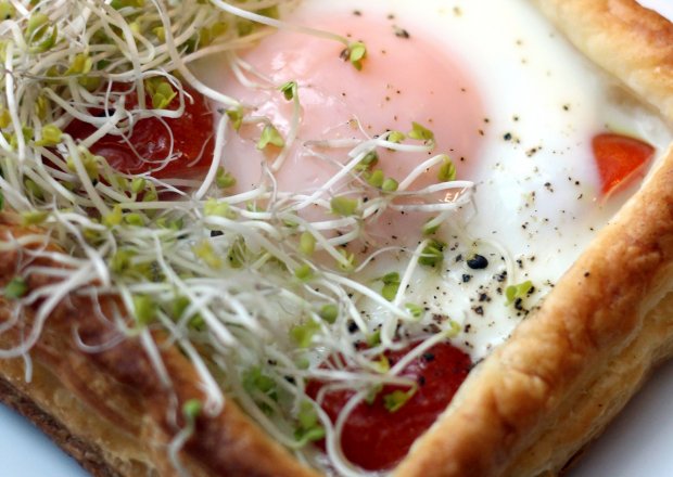 Fotografia przedstawiająca Jajko śniadaniowe w cieście francuskim z dodatkami