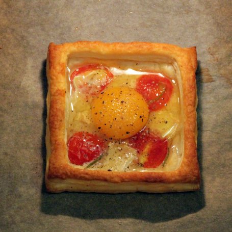 Krok 7 - Jajko śniadaniowe w cieście francuskim z dodatkami foto