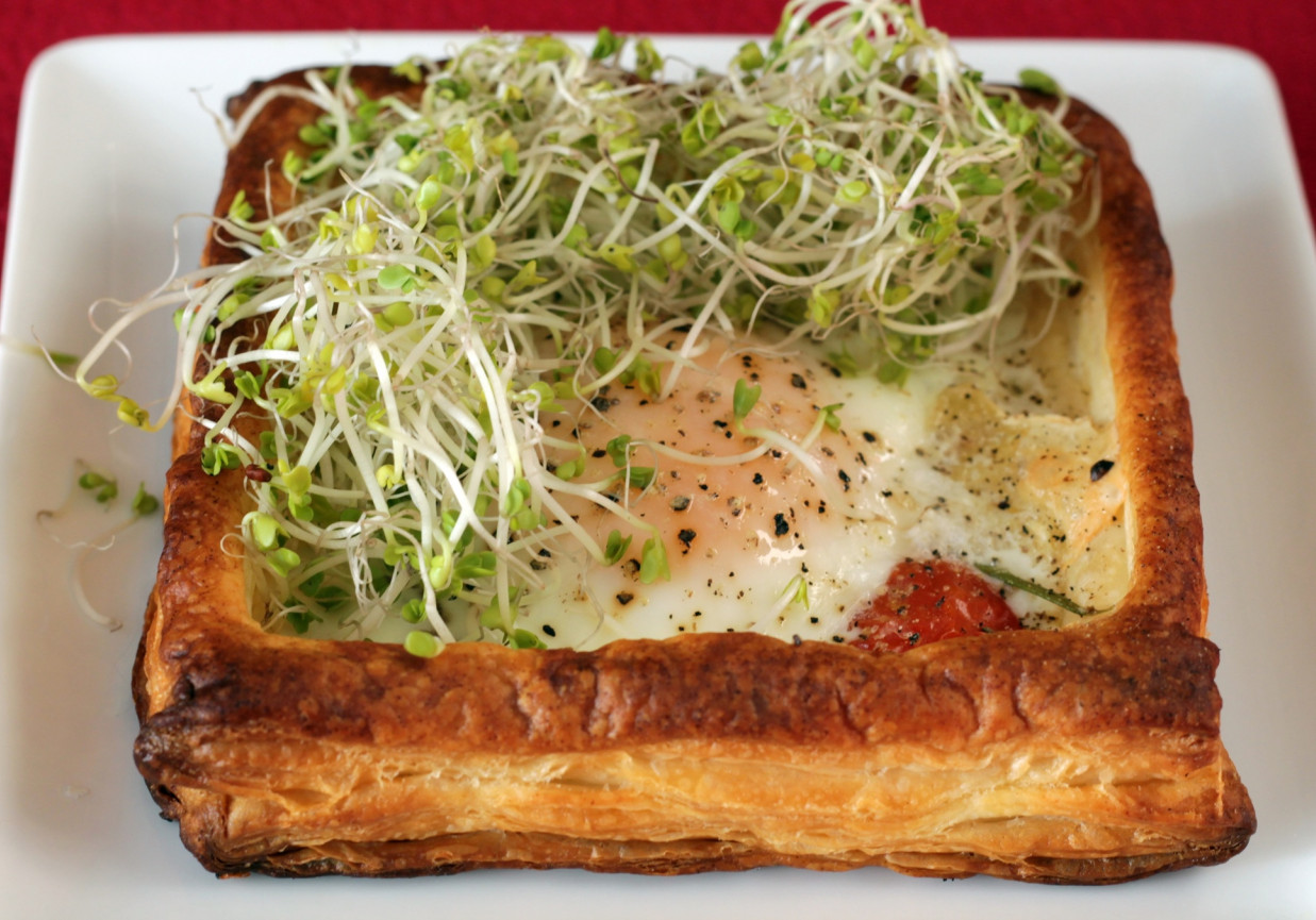 Jajko śniadaniowe w cieście francuskim z dodatkami foto