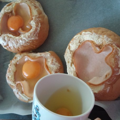 Krok 3 - Jajko w bułce na śniadanko foto