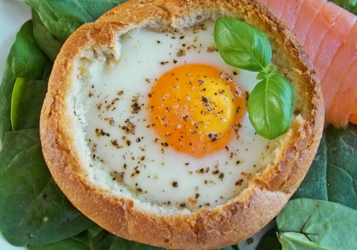Jajko w bułce  foto
