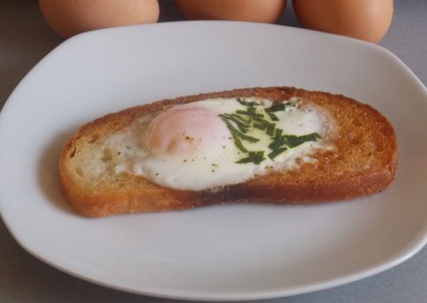 Fotografia przedstawiająca Jajko w chlebie