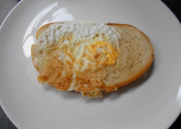 Fotografia przedstawiająca Jajko w chlebie