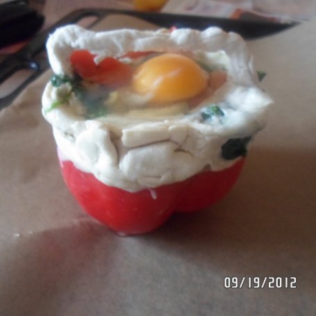 Krok 3 - Jajko w koszulce na koszyczku z papryki otulonej jesiennym płaszczykiem;) foto