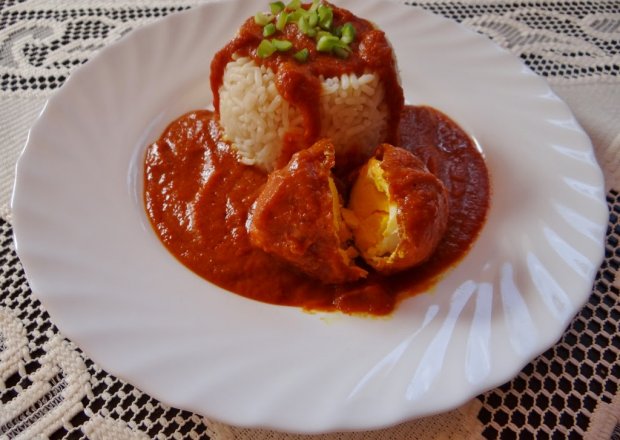 Fotografia przedstawiająca Jajko w sosie curry z ryżem