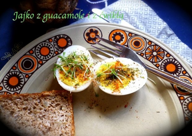 Fotografia przedstawiająca Jajko z guacamole i z ćwikłą z chrzanem