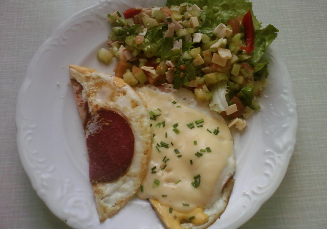 jajko z serem, wędliną i salami foto