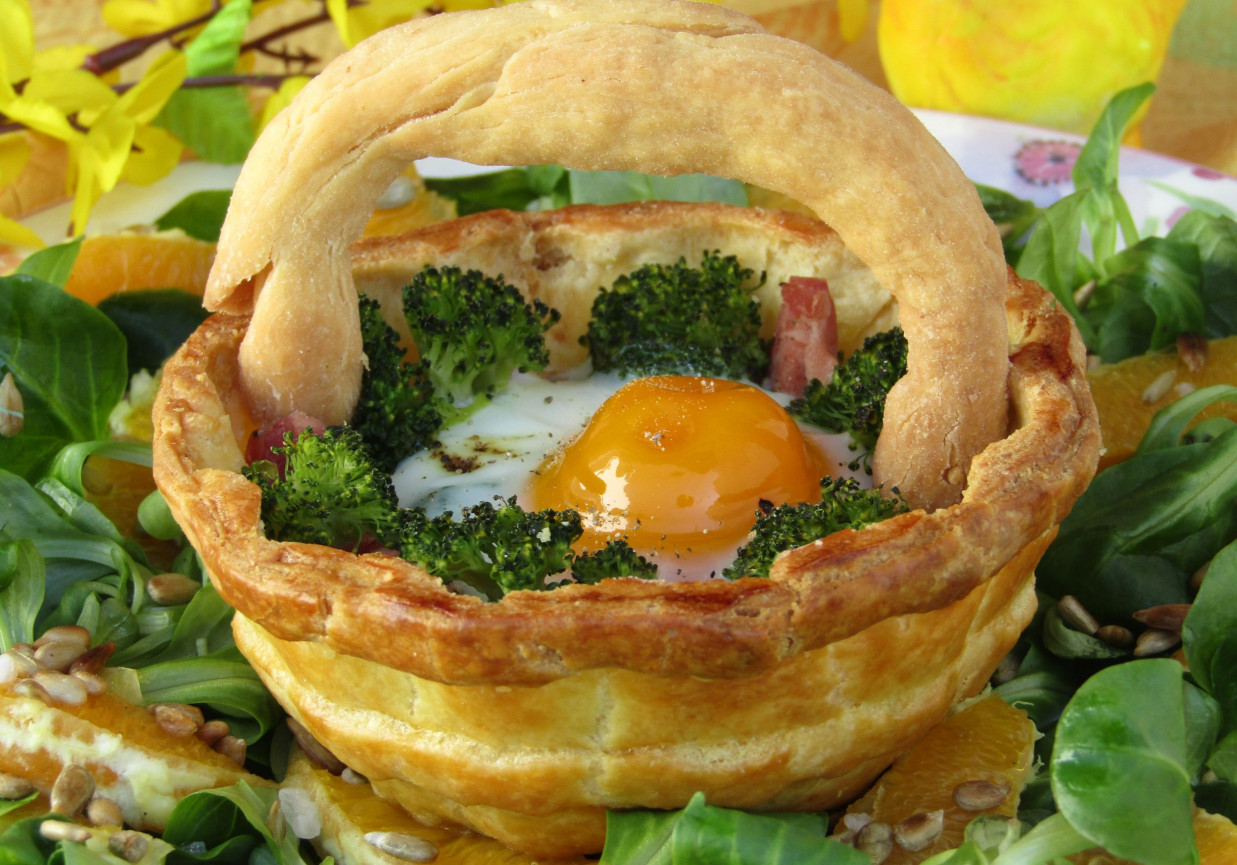Jajko zapiekane na brokule i bekonie w kruchym koszyczku, podane na lekkiej sałatce z roszponki, pomarańczy i słonecznika. foto