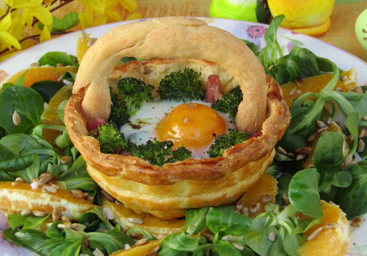 Jajko zapiekane na brokule i bekonie w kruchym koszyczku, podane na lekkiej sałatce z roszponki, pomarańczy i słonecznika. foto
