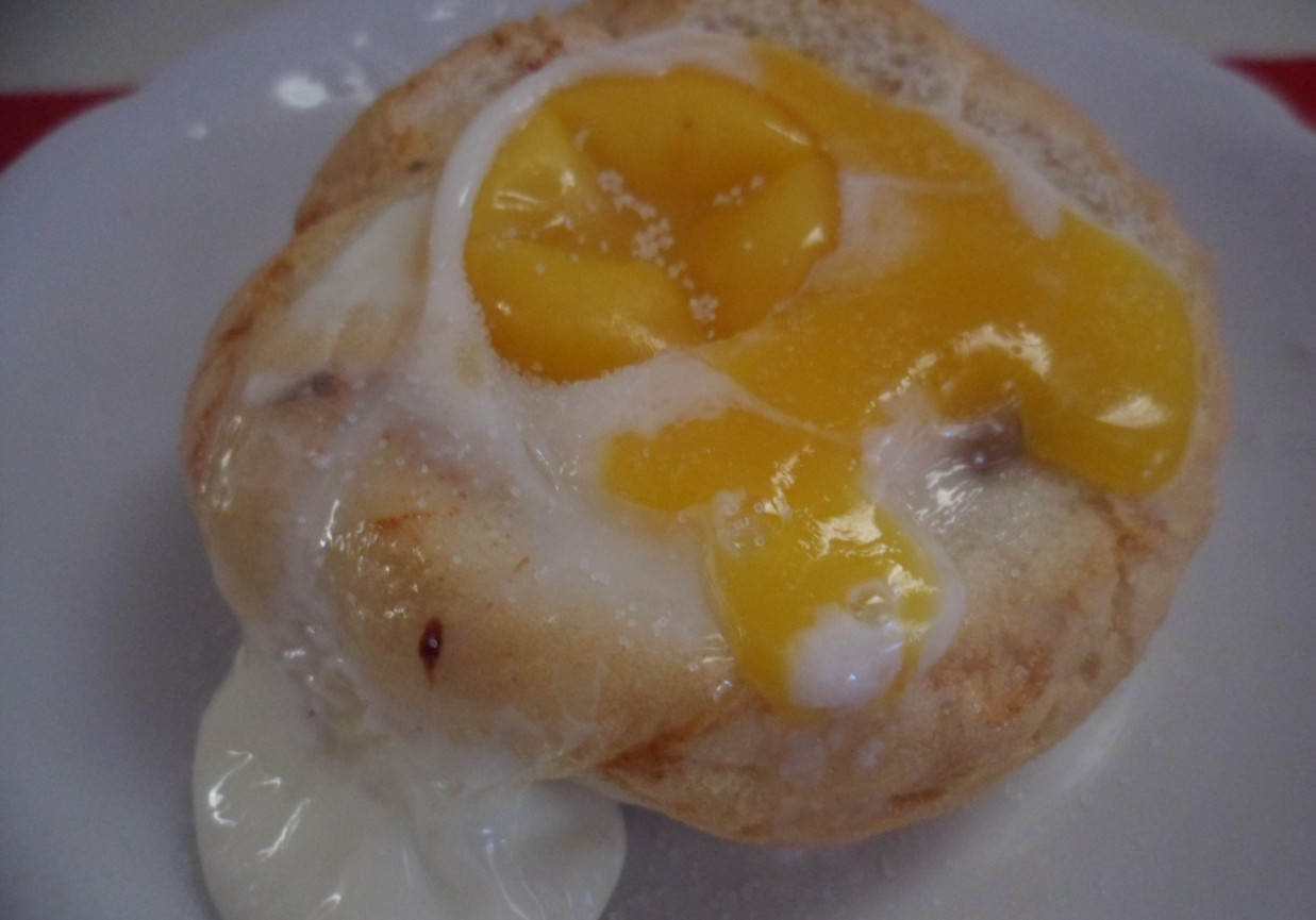 jajko zapiekane w bułce z pieczarkami foto