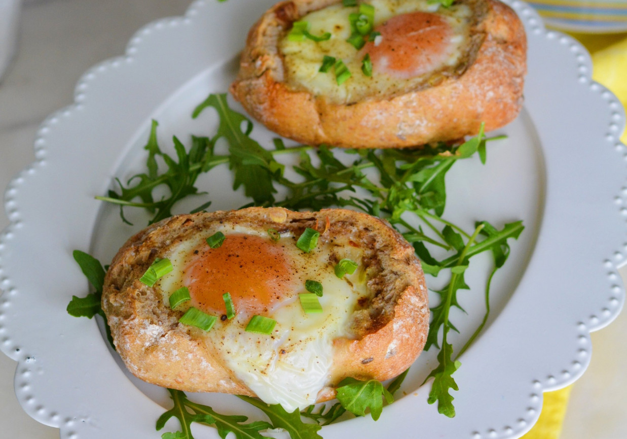 Jajko zapiekane w chrupiącej bułce z szynką, serem i szczypiorkiem foto