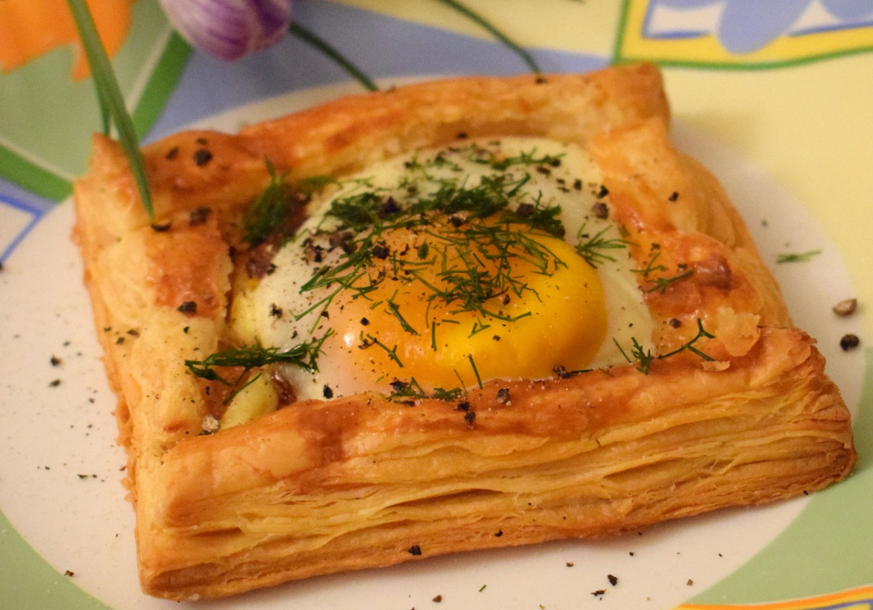 Jajko zapiekane w cieście francuskim foto