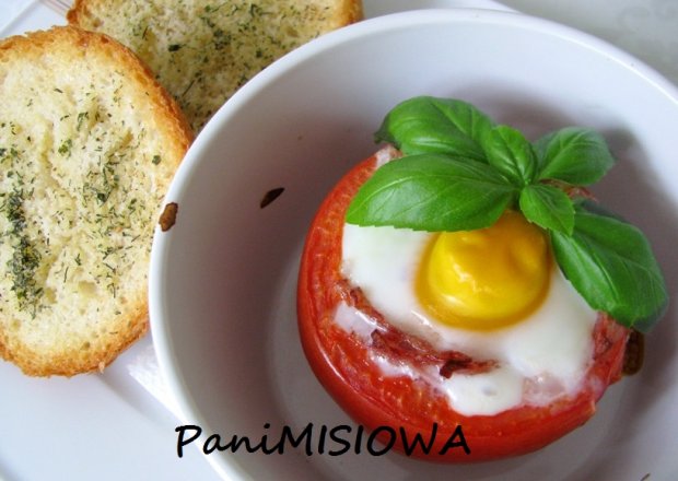 Fotografia przedstawiająca Jajko zapiekane w pomidorze z grzankami