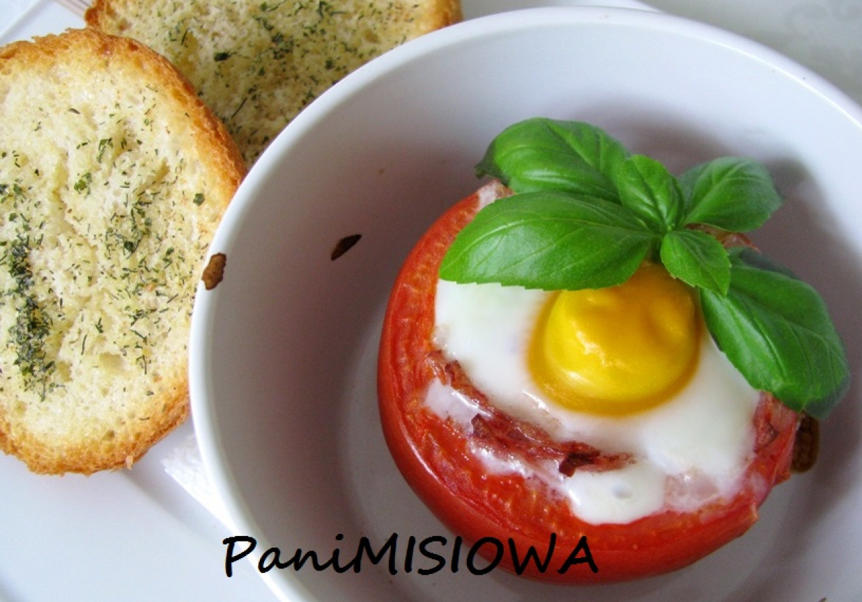 Jajko zapiekane w pomidorze z grzankami foto