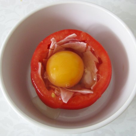 Krok 3 - Jajko zapiekane w pomidorze z grzankami foto