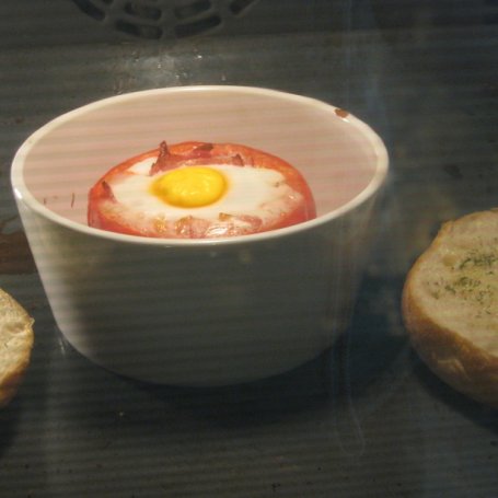 Krok 4 - Jajko zapiekane w pomidorze z grzankami foto