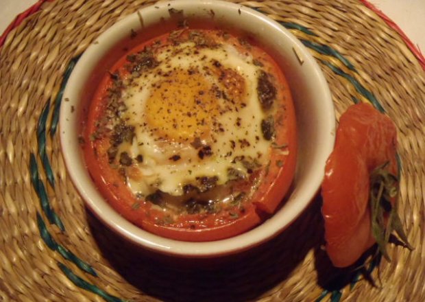 Fotografia przedstawiająca Jajko zapiekane w pomidorze