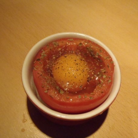 Krok 2 - Jajko zapiekane w pomidorze foto
