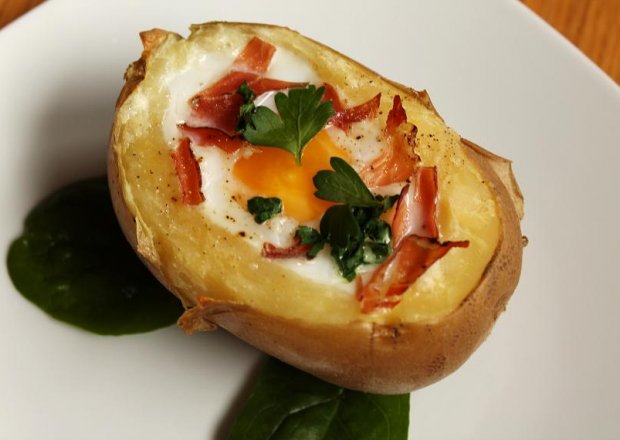 Fotografia przedstawiająca Jajko zapiekane w ziemniaku