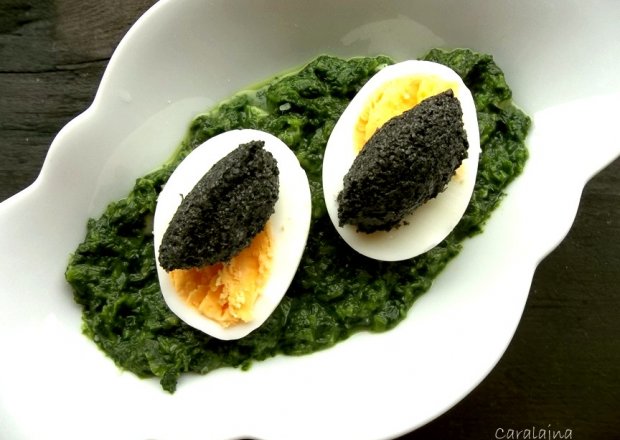 Fotografia przedstawiająca jajko ze szpinakiem i czarnym tahini
